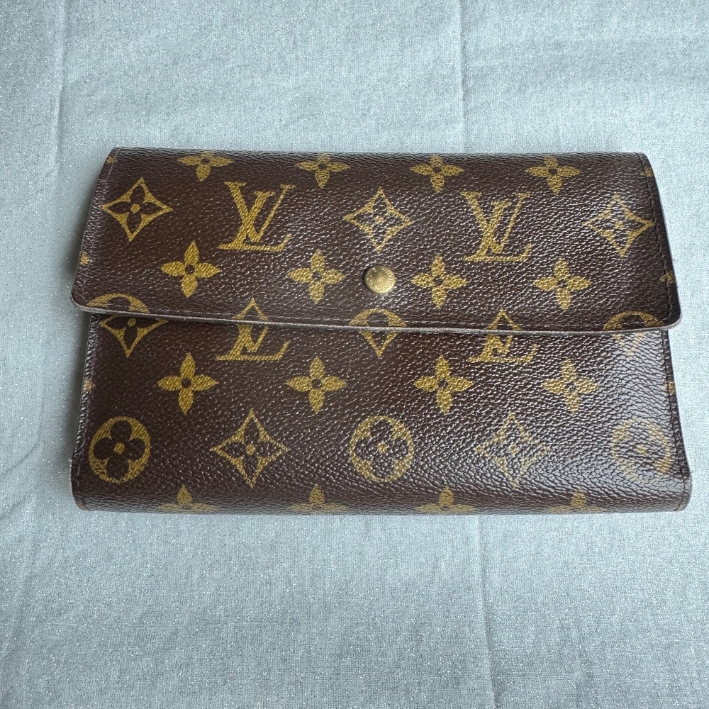 Louis Vuitton Monogram Sarah Long Wallet – Classic Elegance ✨